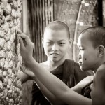 Jour 85 : De jeunes moines apposent leurs voeux