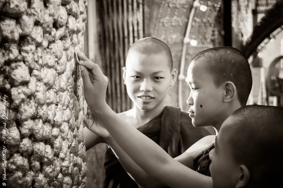 Jour 85 : De jeunes moines apposent leurs voeux